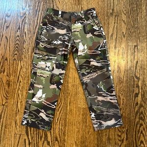 Under Armour boys camo pant. Size 8
